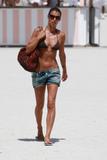 th_33920_Elisabetta_Canalis_in_bikini_on_beach_in_Miami_CU_ISA_050708_30_122_1049lo.jpg