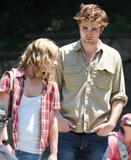 http://img196.imagevenue.com/loc1067/th_54052_154_Robert_Pattinson_the_set_of_Remember_me_in_Central_Park15_122_1067lo.jpg