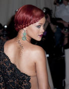 th_890460289_RihannaCostumeInstituteGalaMetBallinNYC_2.5.2011_47_122_123lo.jpg