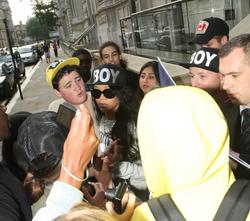 th_993975812_RihannaleavingherhotelinLondon8.7.2012_26_122_192lo.jpg