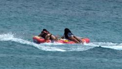 th_208294179_RihannaenjoysafunridewithfriendsonaboatinBarbados_67_122_24lo.jpg