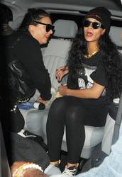 th_849103487_RihannaleavingJalouseNightclubinMayfairLondon9.7.2012_22_122_343lo.jpg