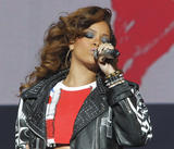 th_39574_celebrity_paradise.com_Rihanna_V_Festivall_016_122_372lo.jpg