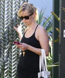 th_37262_celebrity_paradise.com_TheElder_ReeseWitherspoon2011_03_31_leavesthegyminBrentwood3_122_400lo.jpg