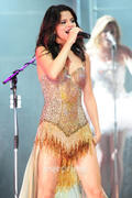 th_957825202_SelenaGomezConcertPicsFromFlorida007_122_490lo.jpg