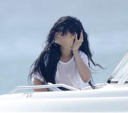 th_380951328_RihannaenjoysafunridewithfriendsonaboatinBarbados_153_122_500lo.jpg