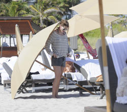 http://img196.imagevenue.com/loc544/th_312523835_Mischa_Barton_Bikini_Candids_on_the_Beach_in_Miami_December_27_2011_201_122_544lo.jpg