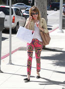 th_657332161_EmmaRoberts07062012EatingIceCreaminBeverlyHills43_122_588lo.jpg