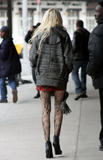 th_35662_Taylor_Momsen_heads_to_the_set_of_Gossip_Girl_in_New_York_City_-_December_14_2009_010_122_620lo.jpg