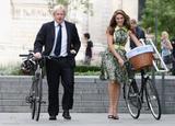 th_13711_Celebutopia-Kelly_Brook-Photocall_to_launch_the_Mayor_of_London41s_Skyride-04_122_807lo.jpg