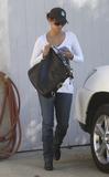 th_32153_Halle_Berry_2009-03-10_-_visits_a_friend_in_the_Hollywood_6210_122_825lo.jpg