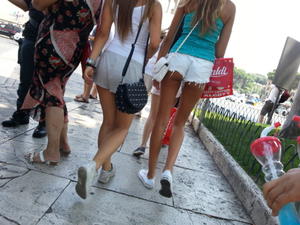Italian-Girls-On-The-Street-e1l6vhbbeq.jpg
