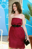 http://img196.imagevenue.com/loc172/th_42931_Anne_Hathaway_arrives_at_the_Excelsior_Hotel_Venice-02_122_172lo.jpg