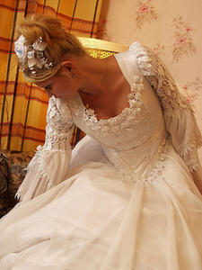 Bride-posing-with-mom-before-Wedding-%28x97%29-46kcuc74cn.jpg