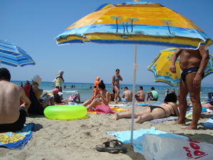Sexy-Topless-Brunette-On-The-Beach-Voyeur-HQ-Pics-k1kq762nja.jpg