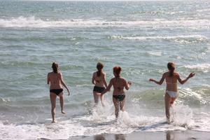 Candid-Friends-Beach-Bikini--b410xsxxxu.jpg