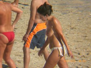 Spying Women On The Beach-f1mklbknia.jpg