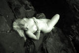 Loni W - "Alone" r11cgfstmx