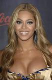 http://img196.imagevenue.com/loc780/th_90990_beyonce-ama2007-07_123_780lo.jpg
